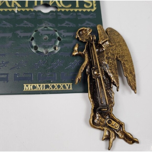 Vintage 1986 JJ Jonette Brass Tone Angel Holding A Bird Artifacts Brooch - Picture 6 of 6